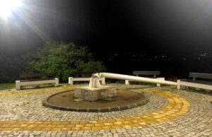 Polomljeni jarbol na ulazu u grad