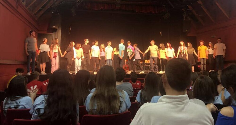 Nagrada članovima dramske sekcije Gimnazije "Bora Stanković" na festivalu u Kragujevcu 1