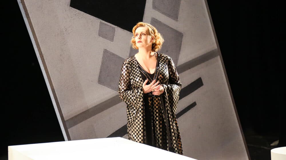 Ovacije ekipi predstave "U agoniji" Hrvatskog narodnog kazališta iz Zagreba 1