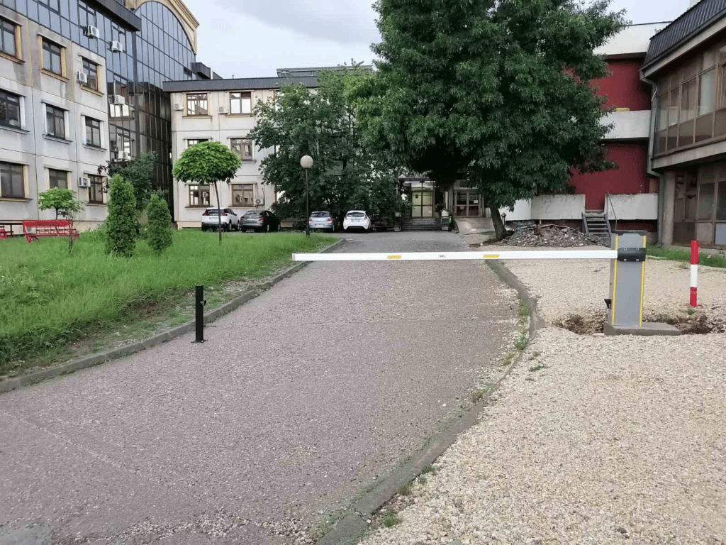 Rampa na Klinici za neorologiju UKC Kragujevac ometa dolazak teško pokretnih pacijenata na preglede 2 Rampa na Klinici za neorologiju UKC Kragujevac ometa dolazak teško pokretnih pacijenata na preglede 2