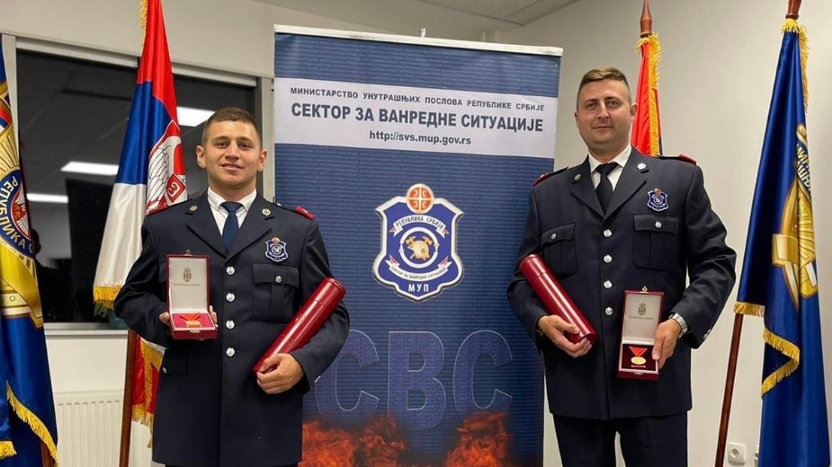 Vatrogasci iz Zaječara koji su spasili trogodišnje dete iz šahta dobitnici odrena "Miloš Obilić" 1