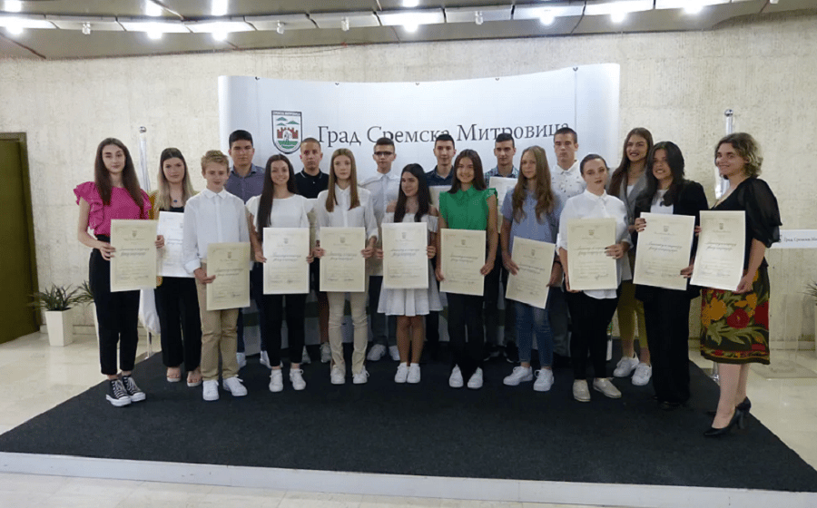Sremska Mitrovica: Uručene nagrade za đake generacije 1
