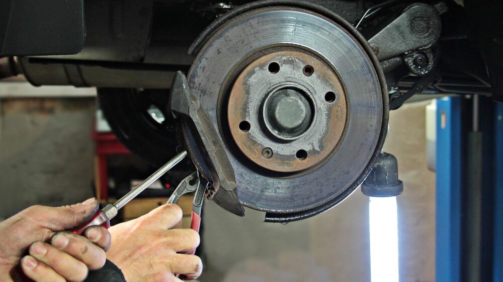 Sevale šipke, dizalice i alat: Pet osoba povređeno u auto servisu zbog "neuspele popravke" 1