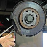 Sevale šipke, dizalice i alat: Pet osoba povređeno u auto servisu zbog "neuspele popravke" 1