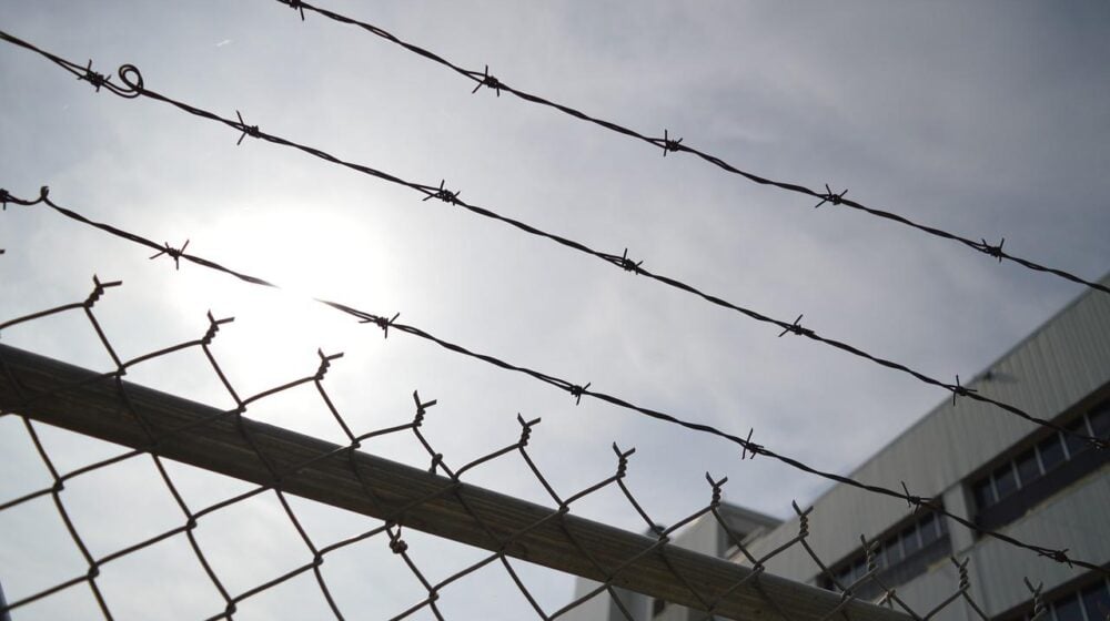 U najvećem makedonskom zatvoru u 25 ćelija pronađeno pedesetak mobilnih telefona i 37 noževa 1
