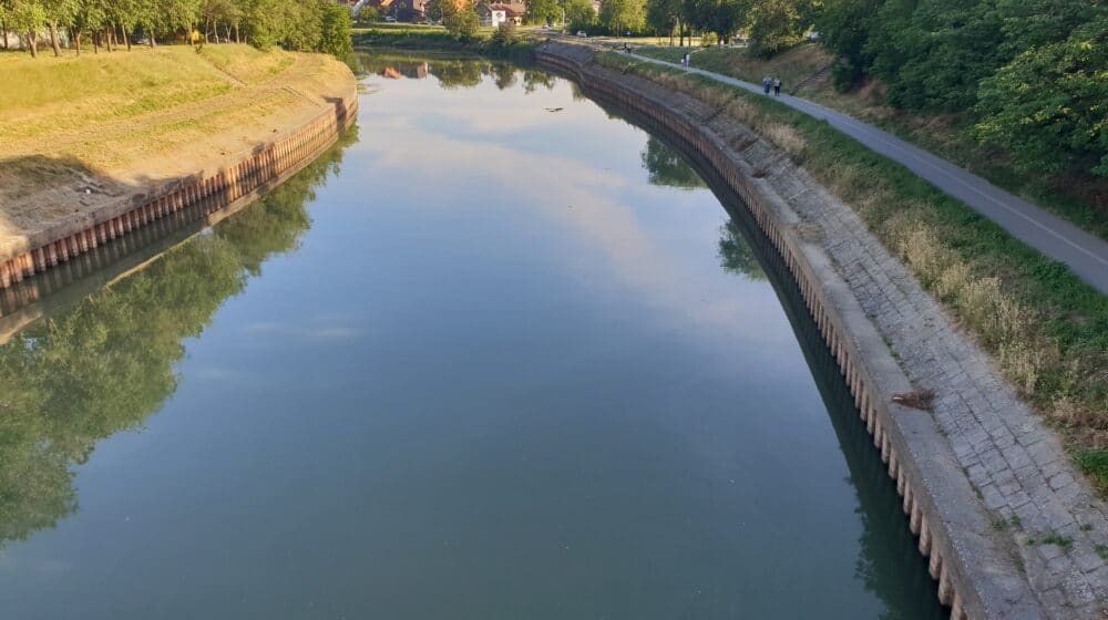 Aleksandrovački kanal u Zrenjaninu otvorena kanalizacija: Voda ne sme da se koristi ni za zalivanje 1