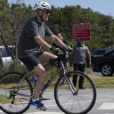 Bajden pao silazeći s bicikla posle vožnje po plaži 3