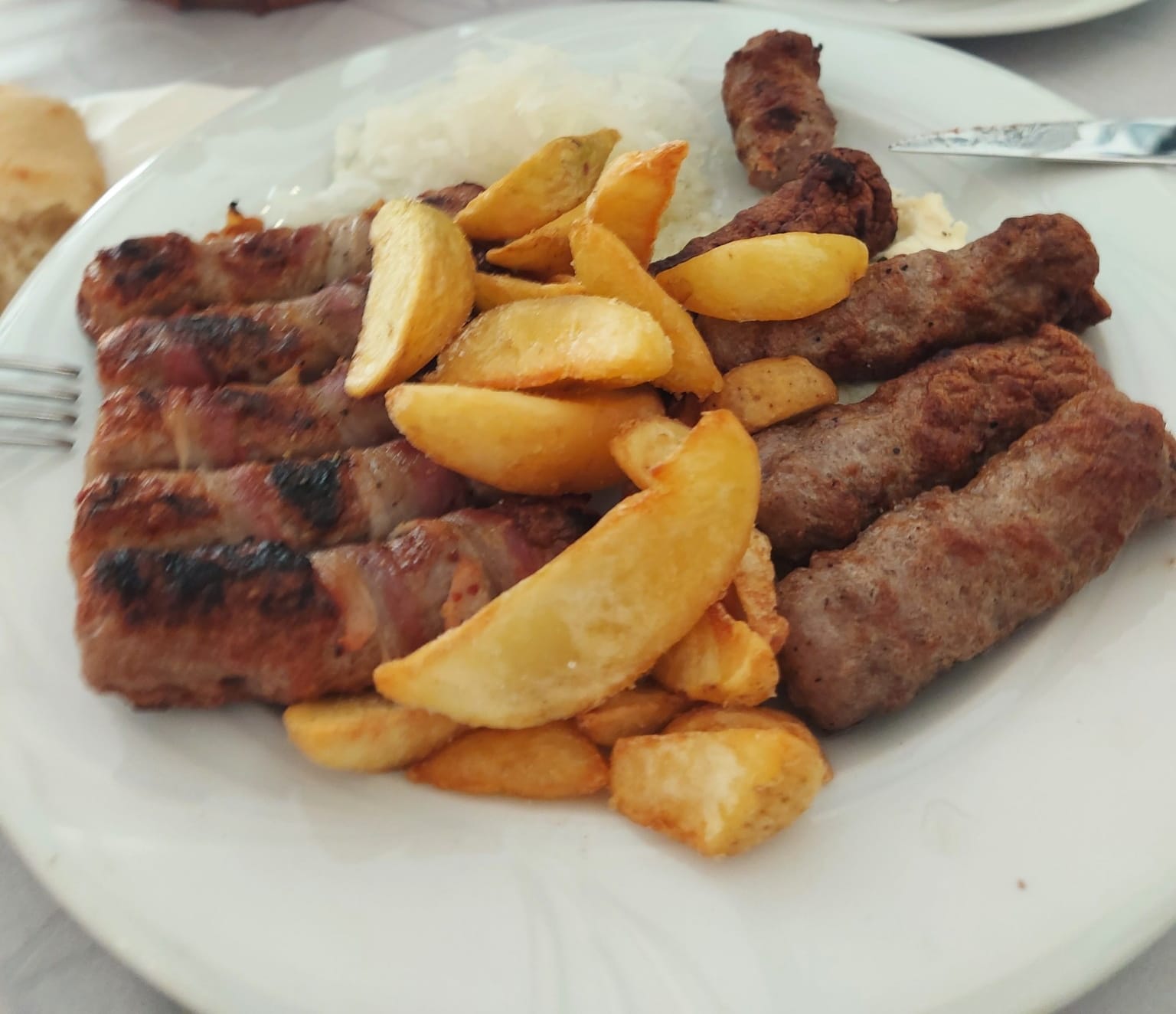 Koliko koštaju ćevapi, pečenje, pice, čorba i salate u restoranima po Srbiji? 3