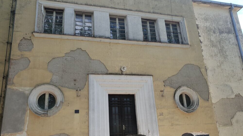 Dom vojske u centru Zrenjanina propada dok slike čame u depou 1