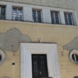 Dom vojske u centru Zrenjanina propada dok slike čame u depou 8