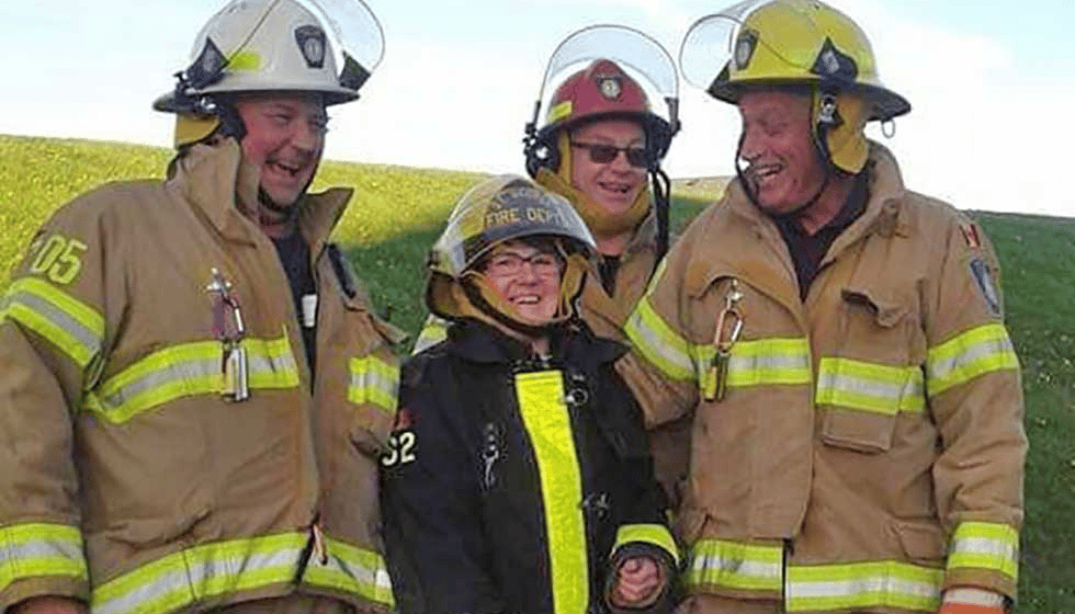 "Vatrogasci su bili moji svekar i suprug, sada smo deca i ja:" Jedna od retkih žena koja uskače kada vatra guta sve 1