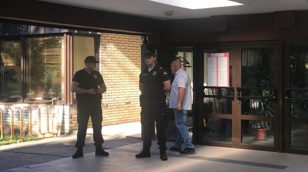 Reporterka Danasa u OŠ "Ujedinjene nacije": Prisustvo policije na prvi pogled jedina novina na polaganju male mature 1