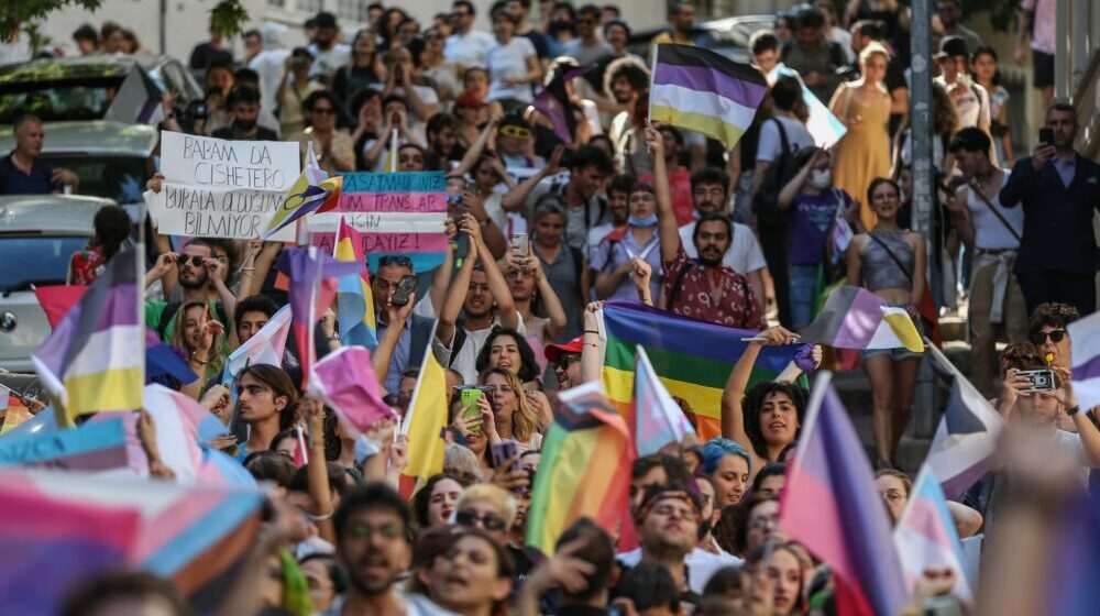 Oslobođeno više od 360 ljudi uhapšenih tokom Parade ponosa u Istanbulu 1