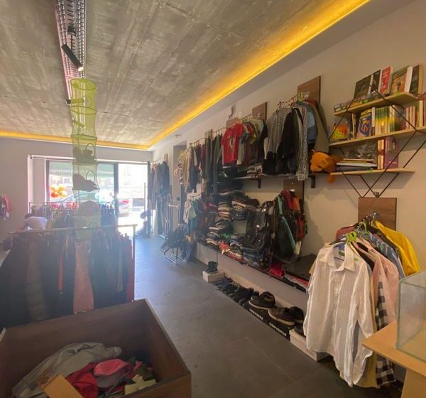 Prva humanitarna prodavnica u Leskovcu: Od prodaje će se lečiti korisnici Fondacije "Pokreni život" 1