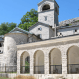 Sveštenik SPC u Cetinjskom manastiru nasrnuo na građanku 3