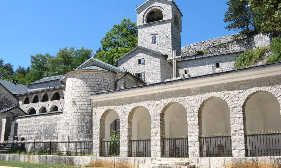 Sveštenik SPC u Cetinjskom manastiru nasrnuo na građanku 1