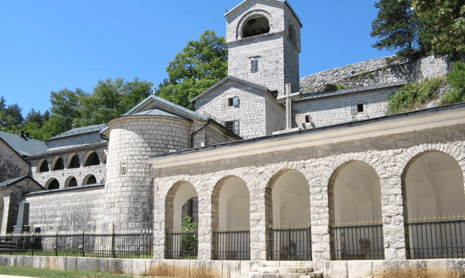 Sveštenik SPC u Cetinjskom manastiru nasrnuo na građanku 1