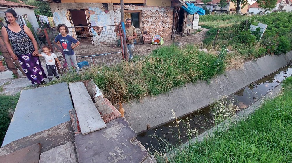 Građani dela Zaječara žive kao u rezervatu: Do glavne ulice isprečila se jaruga, prave mostove da bi izašli iz kuća 6 Građani dela Zaječara žive kao u rezervatu: Do glavne ulice isprečila se jaruga, prave mostove da bi izašli iz kuća 6