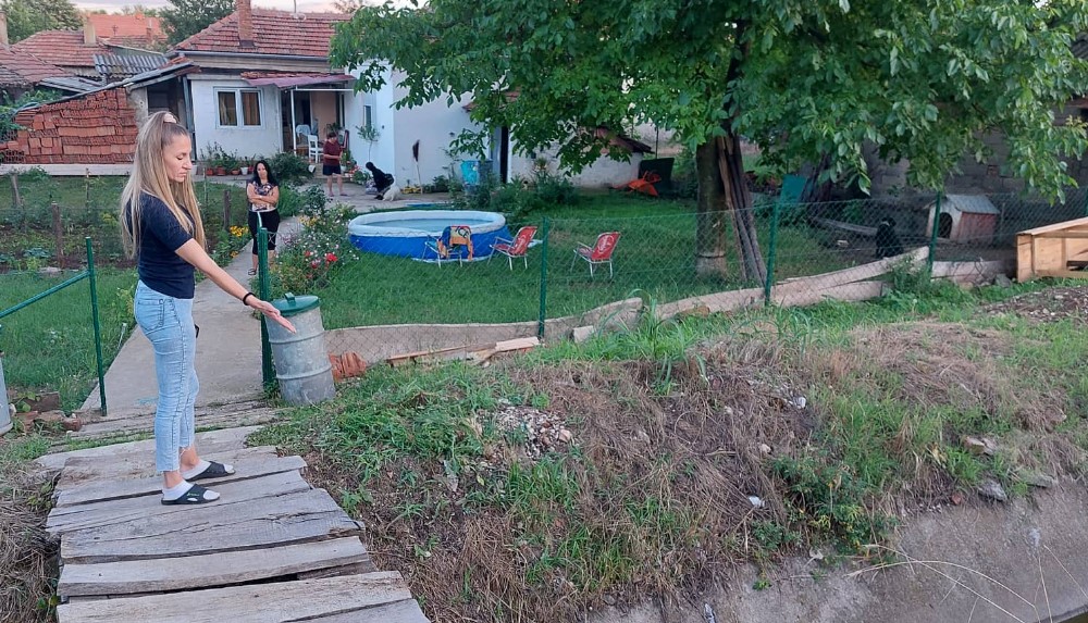 Građani dela Zaječara žive kao u rezervatu: Do glavne ulice isprečila se jaruga, prave mostove da bi izašli iz kuća 3 Građani dela Zaječara žive kao u rezervatu: Do glavne ulice isprečila se jaruga, prave mostove da bi izašli iz kuća 3