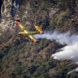 Gašenju požara na miniranom području u Splitu pomaže kanader 5