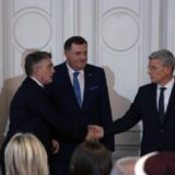 Dok Dodik negoduje, Komšić i Džaferović pozdravili britansku pomoć BiH protiv ruskog uticaja 12