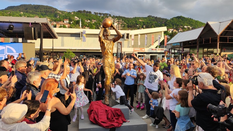 U Sarajevu otkriven spomenik legendarnom jugoslovenskom košarkašu Mirzi Delibašiću 1