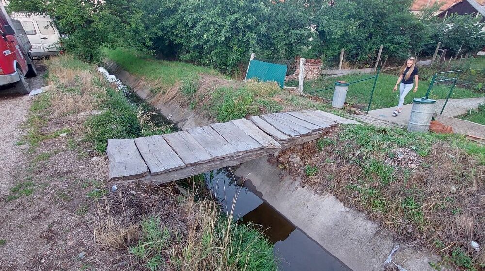 Građani dela Zaječara žive kao u rezervatu: Do glavne ulice isprečila se jaruga, prave mostove da bi izašli iz kuća 1
