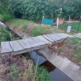 Građani dela Zaječara žive kao u rezervatu: Do glavne ulice isprečila se jaruga, prave mostove da bi izašli iz kuća 8