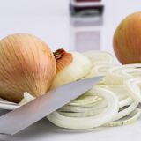 Kako da ne plačemo dok sečemo crni luk? 9