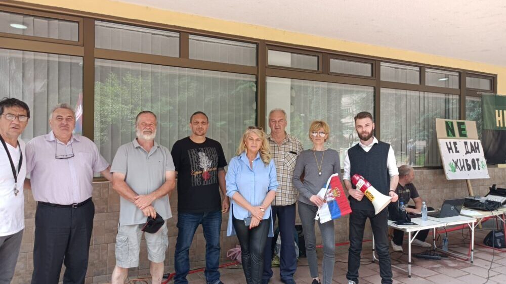 Protest u Majdanpeku: Ne damo Staricu, Starica je carica! 2 Protest u Majdanpeku: Ne damo Staricu, Starica je carica! 2