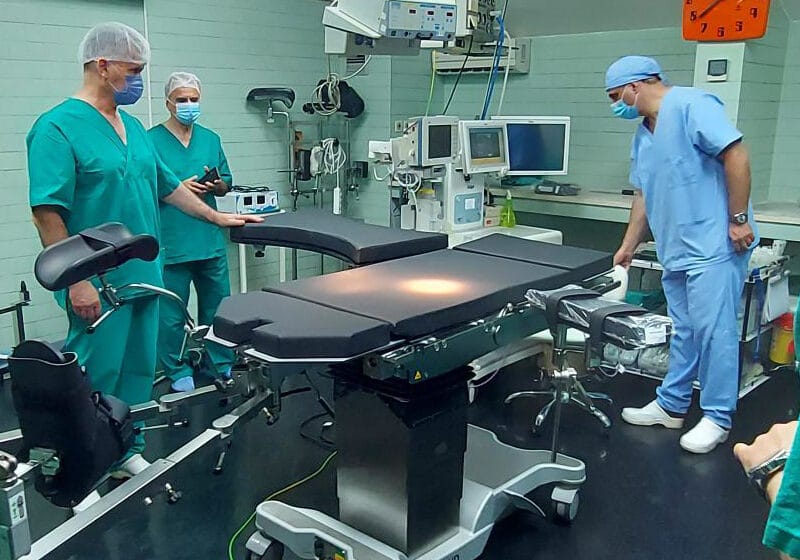 Novi ortopedski sto stigao u OB Šabac: Kraće liste čekanja za ugradnju proteze kuka i kolena 1
