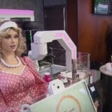 Humanoidni robot Dunjaša radi u "sajber kafeteriji" u Sankt Peterburgu 14