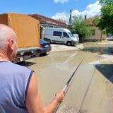 "Posle kiše napravi se jezero, a gde ima jezera tu je i riba. Tako smo počeli da pecamo nasred ulice": Muke Zaječaraca iz Sarajevske 12