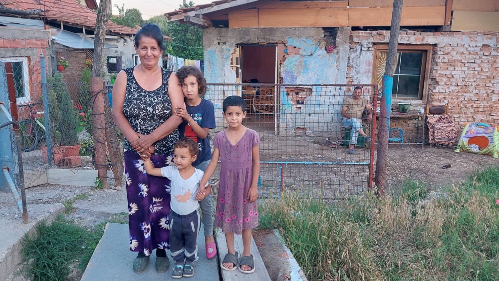 Građani dela Zaječara žive kao u rezervatu: Do glavne ulice isprečila se jaruga, prave mostove da bi izašli iz kuća 5 Građani dela Zaječara žive kao u rezervatu: Do glavne ulice isprečila se jaruga, prave mostove da bi izašli iz kuća 5