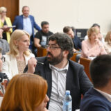 SNS i SPS zatečene novim licima opozicije: Sagovornici Danasa o konfliktu na konstitutivnoj sednici Skupštine grada 5
