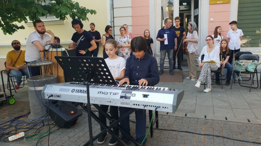 Koncert učenika muzičke škole na zrenjaninskim ulicama 1
