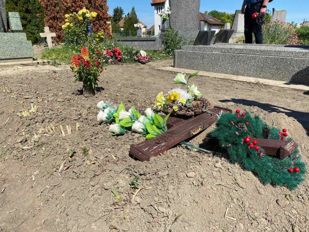 Novi Kneževac: Oskrnavljeni spomenici na groblju u naselju Rabe 2