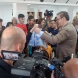 Vučić posetio migrante iz Ukrajine smeštene u Centru za azil u Vranju: Delio paketiće, pravio selfije, a bio je i golman 3