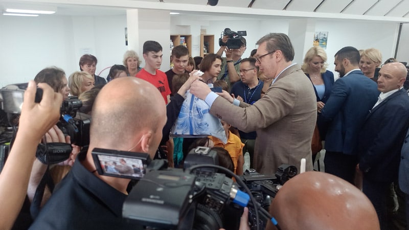 Vučić posetio migrante iz Ukrajine smeštene u Centru za azil u Vranju: Delio paketiće, pravio selfije, a bio je i golman 1