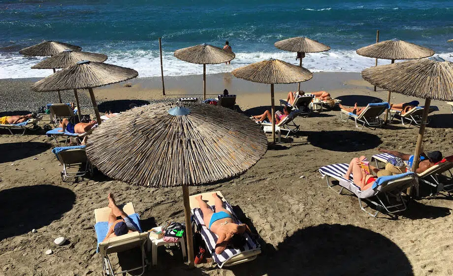 Grčki ministar najavio pojačanu inspekciju barova na plažama zbog iznajmljivanja ležaljki 1