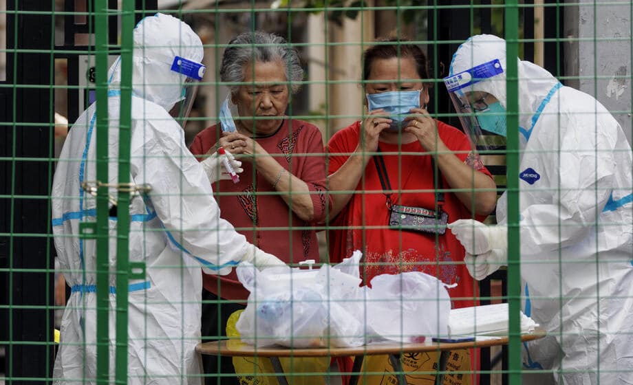 Eksplozija slučajeva kovida u Pekingu: Ulice i tržni centri prazni, ljude se drže podalje jedni od drugih 1