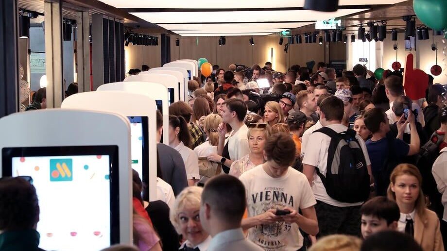 Ruska verzija McDonald'sa otvara prvu poslovnicu u Moskvi 3