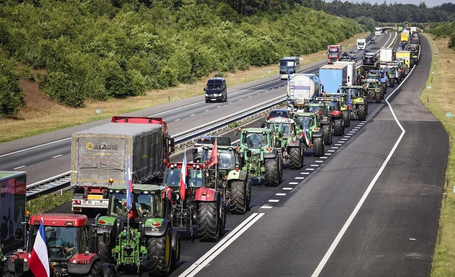 Hiljade holandskih farmera krenulo na antivladin protest, širom zemlje blokiran saobraćaj 1