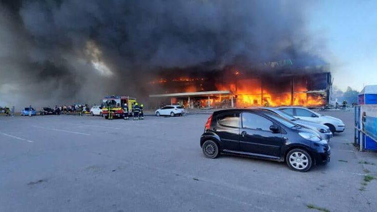 Granatiran tržni centar u Ukrajini, najmanje dvoje mrtvih i 20 ranjenih (VIDEO) 1