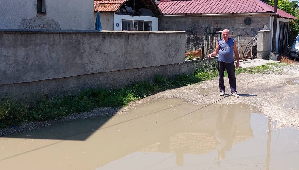 "Posle kiše napravi se jezero, a gde ima jezera tu je i riba. Tako smo počeli da pecamo nasred ulice": Muke Zaječaraca iz Sarajevske 5