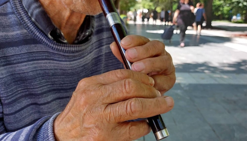 "Vidite kakvo je loše stanje, ali bez obzira na sve, ja uveseljavam narod": Vremešni Živko svira frulu i gajde turistima u Sokobanji 2 "Vidite kakvo je loše stanje, ali bez obzira na sve, ja uveseljavam narod": Vremešni Živko svira frulu i gajde turistima u Sokobanji 2