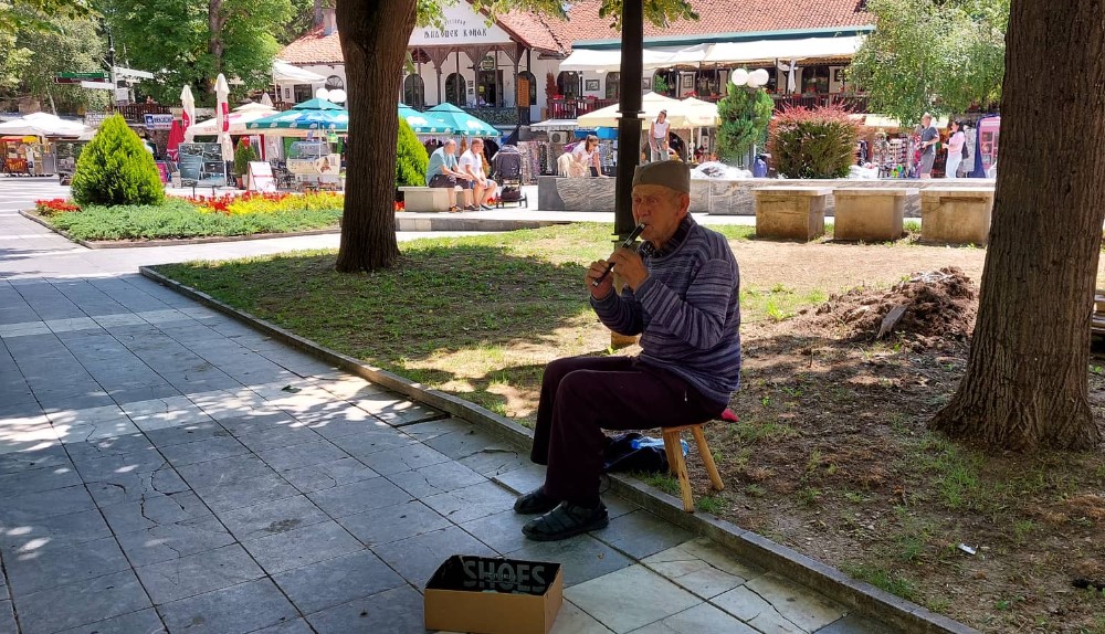 "Vidite kakvo je loše stanje, ali bez obzira na sve, ja uveseljavam narod": Vremešni Živko svira frulu i gajde turistima u Sokobanji 3 "Vidite kakvo je loše stanje, ali bez obzira na sve, ja uveseljavam narod": Vremešni Živko svira frulu i gajde turistima u Sokobanji 3