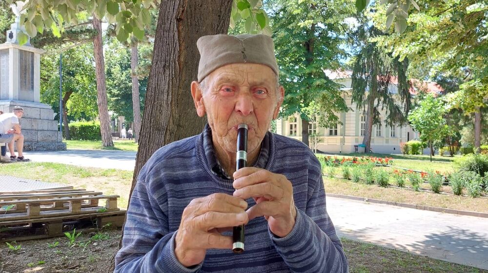 "Vidite kakvo je loše stanje, ali bez obzira na sve, ja uveseljavam narod": Vremešni Živko svira frulu i gajde turistima u Sokobanji 1