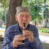 "Vidite kakvo je loše stanje, ali bez obzira na sve, ja uveseljavam narod": Vremešni Živko svira frulu i gajde turistima u Sokobanji 3