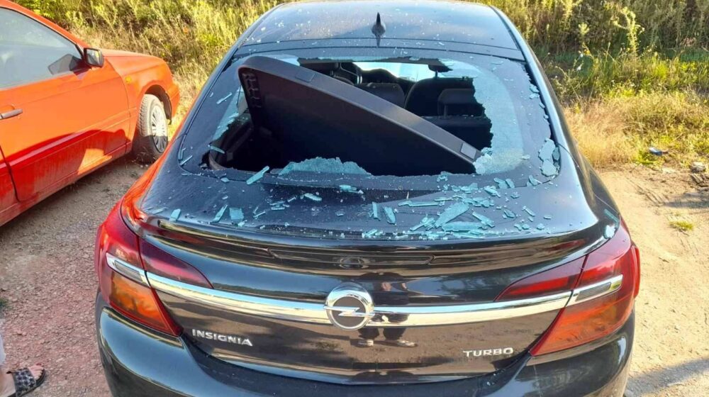 Načelniku Kosovsko-pomoravskog okruga nepoznate osobe razbile staklo na privatnom automobilu 1